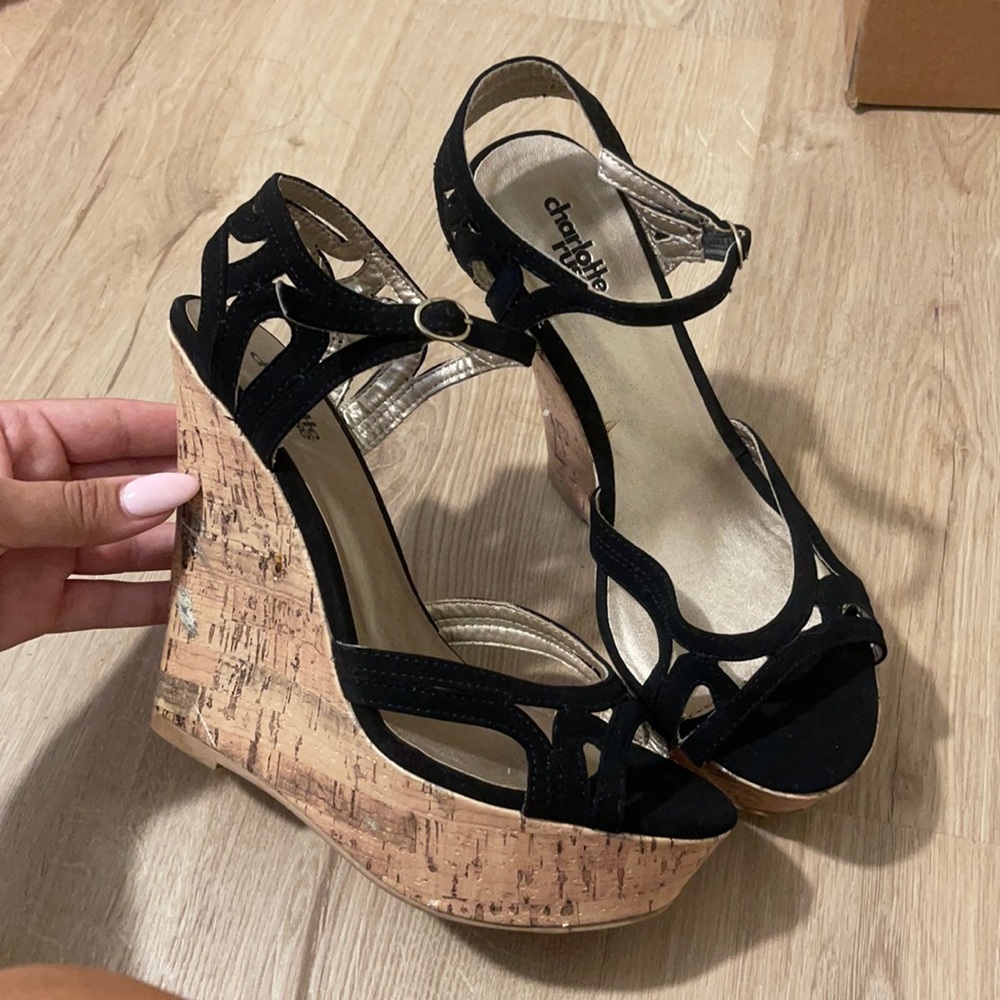 black wedges